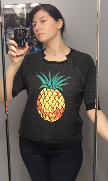 pineapple print sweatshirt in black golden tote